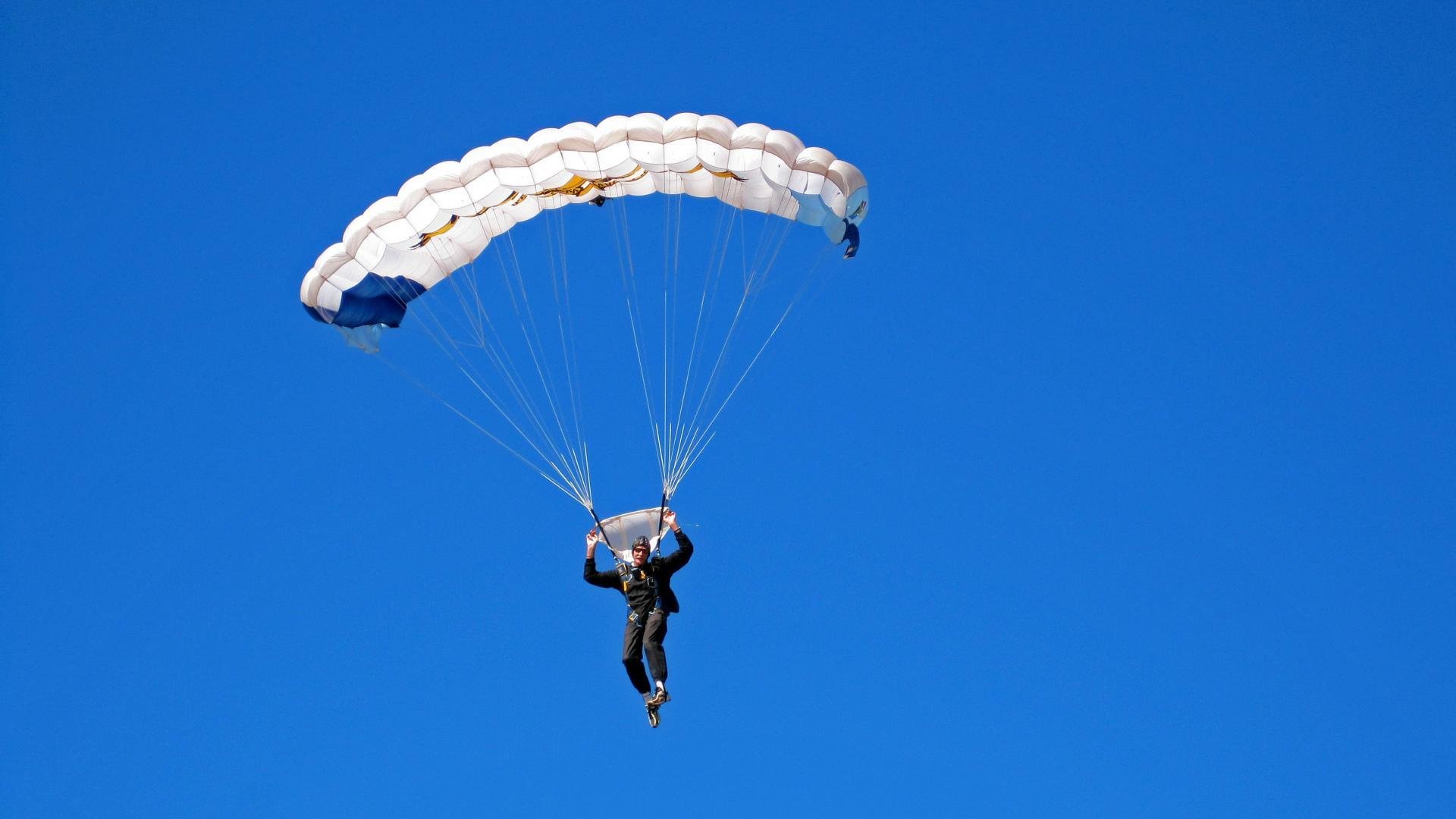 传统民族舞狮表演赛，文化与运动的精彩碰撞